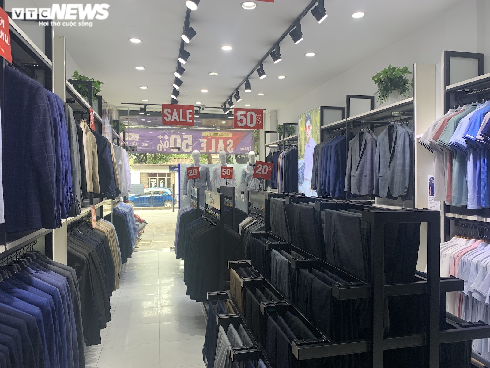 Khách 'ngại' mua sắm, cửa hàng thời trang, trung tâm thương mại Hà Nội vắng tanh - 3