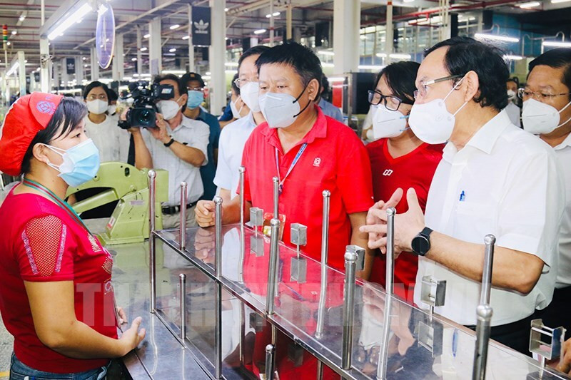 Bí thư Nguyễn Văn Nên: Công ty Pouyuen nên mở siêu thị cho công nhân mua sắm - 2
