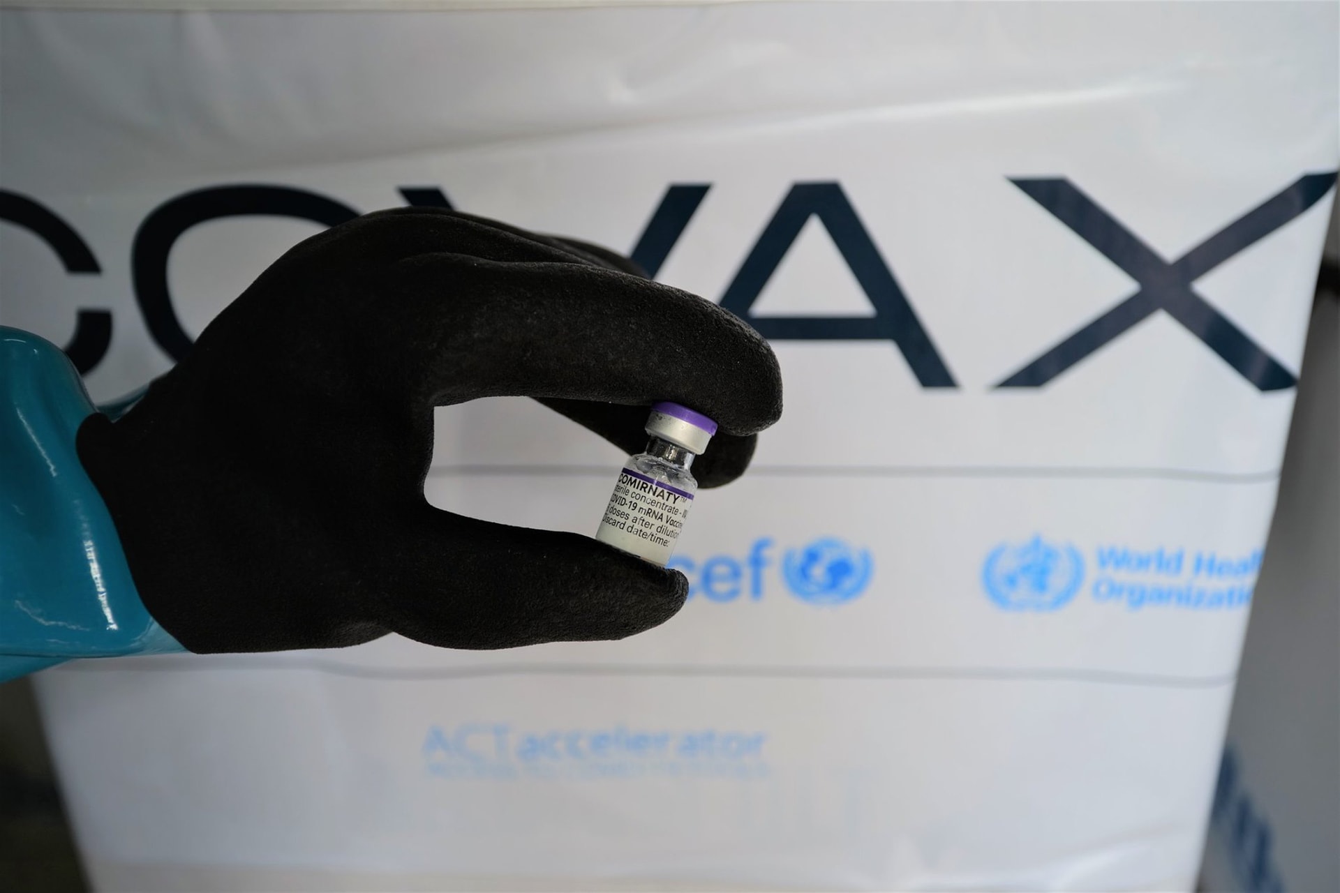 Chiều 9/11: Gần 3 triệu liều vaccine phòng COVID-19 Pfizer, Moderna về Việt Nam; nhiều tỉnh tiếp tục tăng F0 trong cộng đồng - Ảnh 1. Chiều 9/11: Gần 3 triệu liều vaccine phòng COVID-19 Pfizer, Moderna về Việt Nam; nhiều tỉnh tiếp tục tăng F0 trong cộng đồng - Ảnh 1.