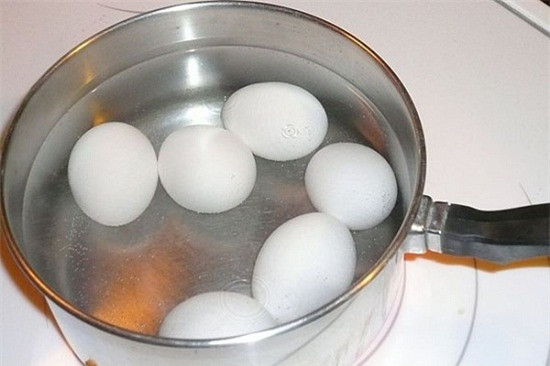 Luộc trứng rồi thêm lát chanh vào, ngạc nhiên vì điều kỳ diệu xảy ra-1