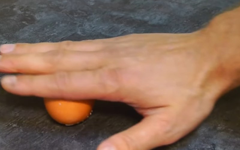 Luộc trứng rồi thêm lát chanh vào, ngạc nhiên vì điều kỳ diệu xảy ra-5