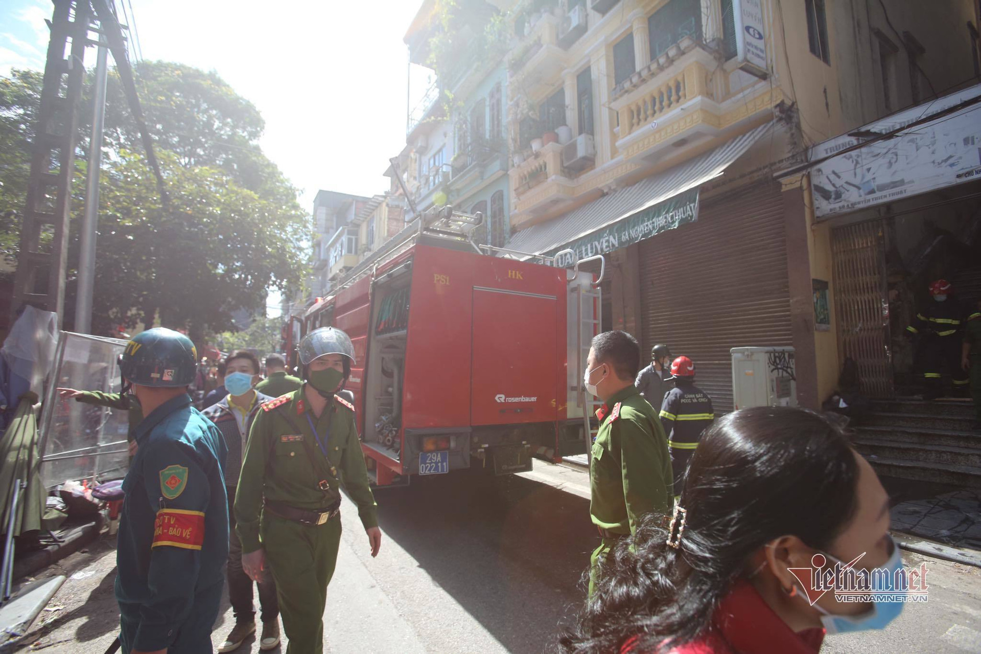 Cháy nhà dân sát chợ Cầu Đông Hà Nội, tiểu thương hoảng loạn
