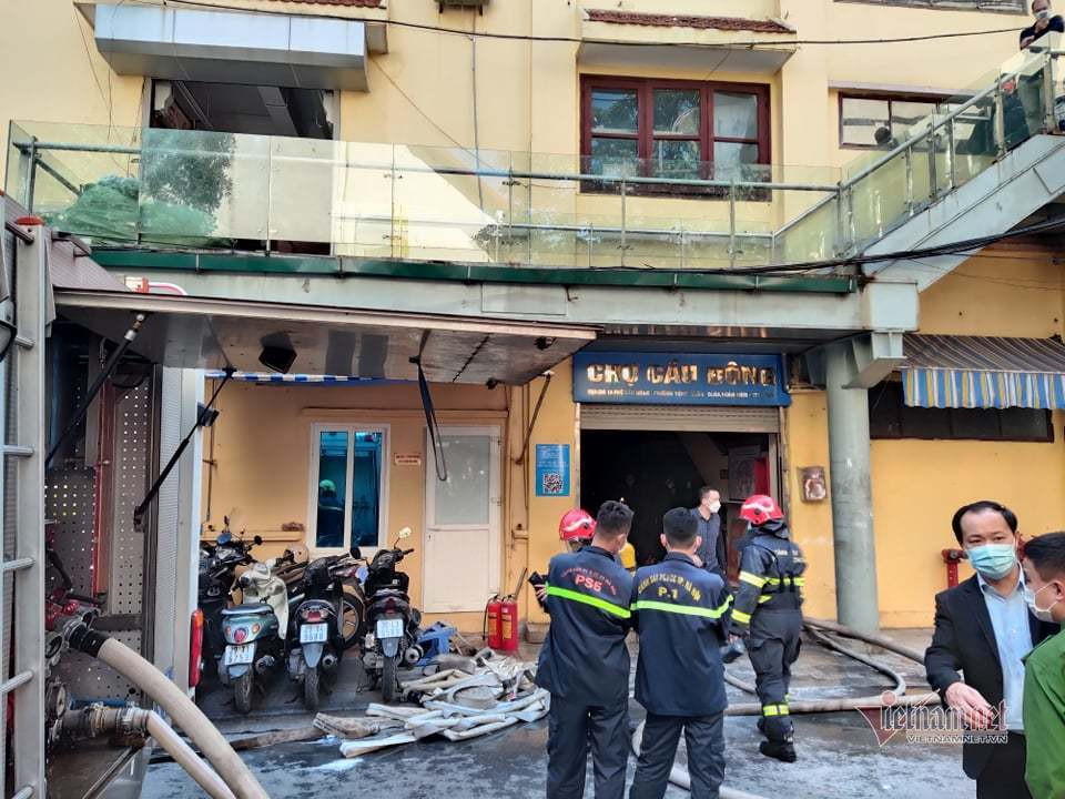 Cháy nhà dân sát chợ Cầu Đông Hà Nội, tiểu thương hoảng loạn