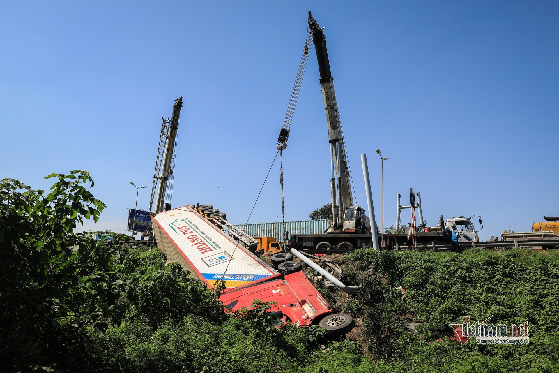 Ba xe cẩu cỡ lớn 'giải cứu' container bị lật trên cầu Thanh Trì