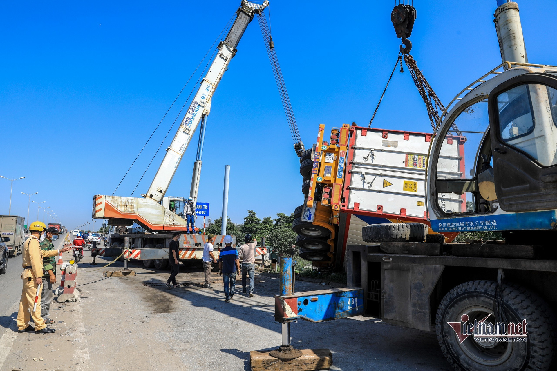 Ba xe cẩu cỡ lớn 'giải cứu' container bị lật trên cầu Thanh Trì