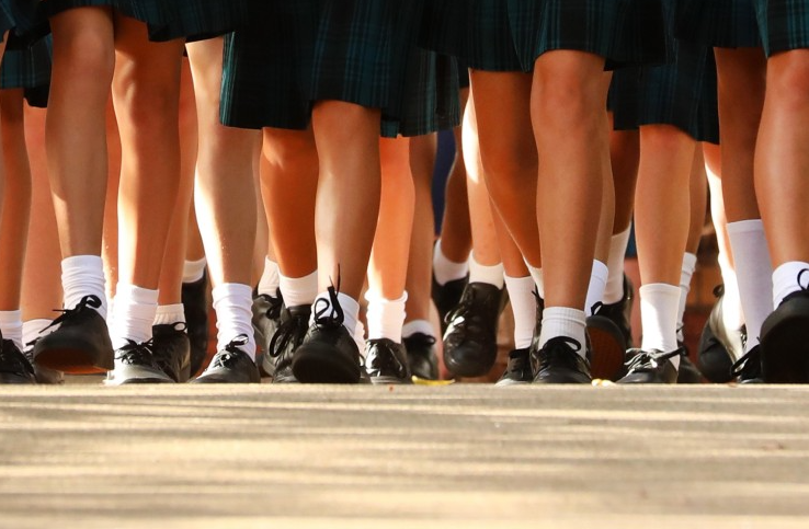 Trường học kêu gọi nam sinh mặc váy để thúc đẩy bình đẳng giới - 1