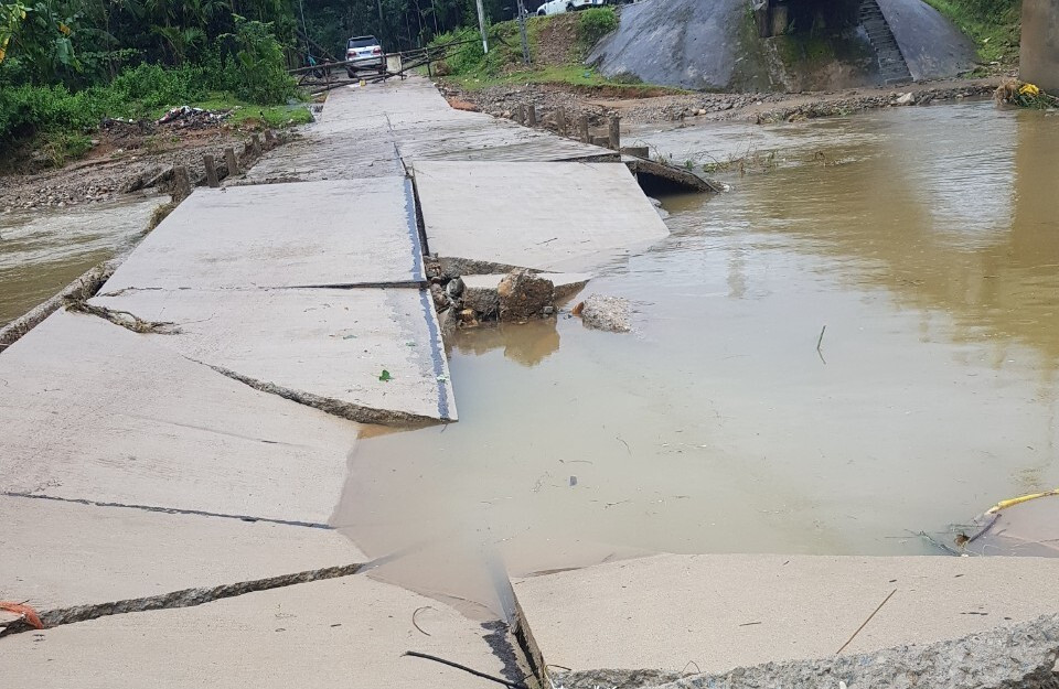 Mưa lớn khiến hàng loạt cầu ở miền núi Quảng Ngãi sụt lún, đứt gãy - 1