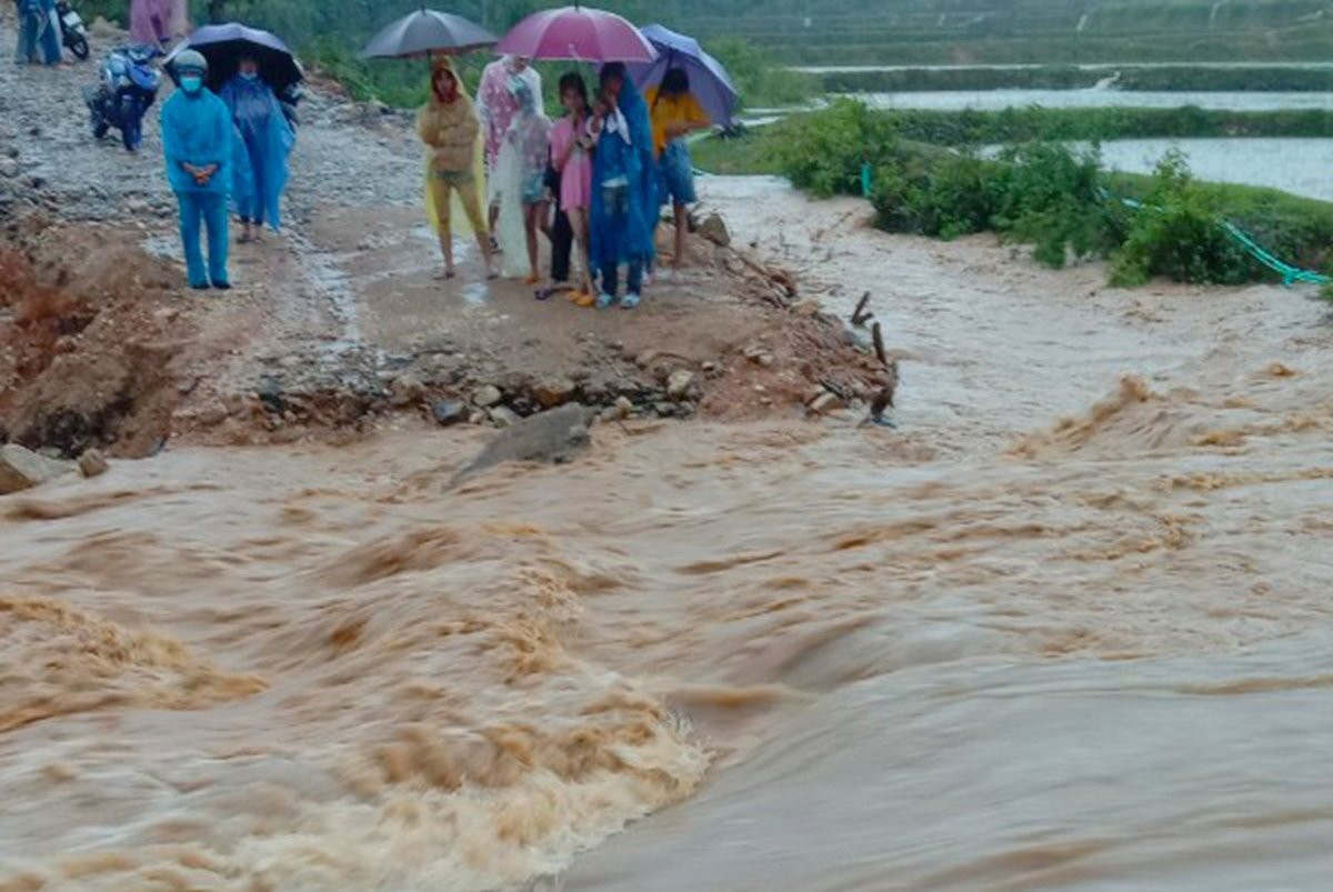 Mưa lớn khiến hàng loạt cầu ở miền núi Quảng Ngãi sụt lún, đứt gãy - 2