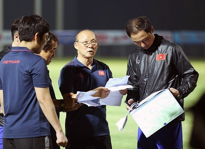 Huấn luyện viên Park Hang-seo hy vọng sẽ gia hạn 1 năm hợp đồng với Liên đoàn bóng đá Việt Nam. Ảnh: VFF