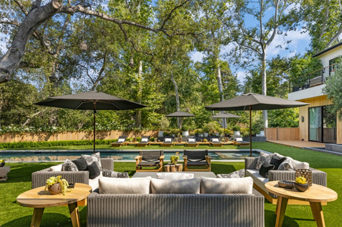 Không gian ngoài trời với bể bơi, sofa thư giãn hoàn thiện căn biệt thự hạng sang ở California.