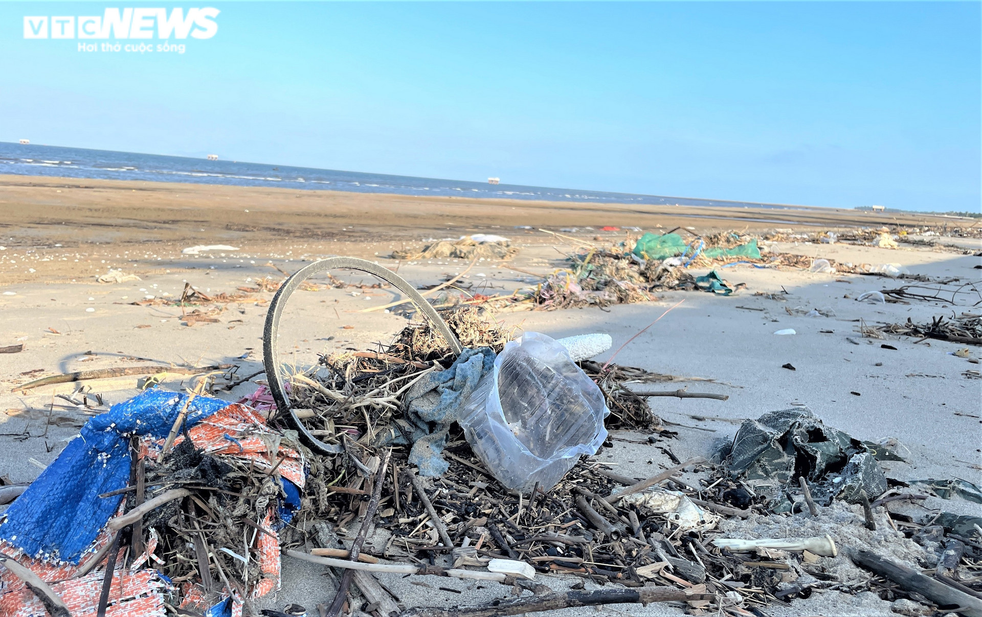 Ảnh: Rác thải nhựa tràn ngập bãi biển ở thị xã Cửa Lò - 9