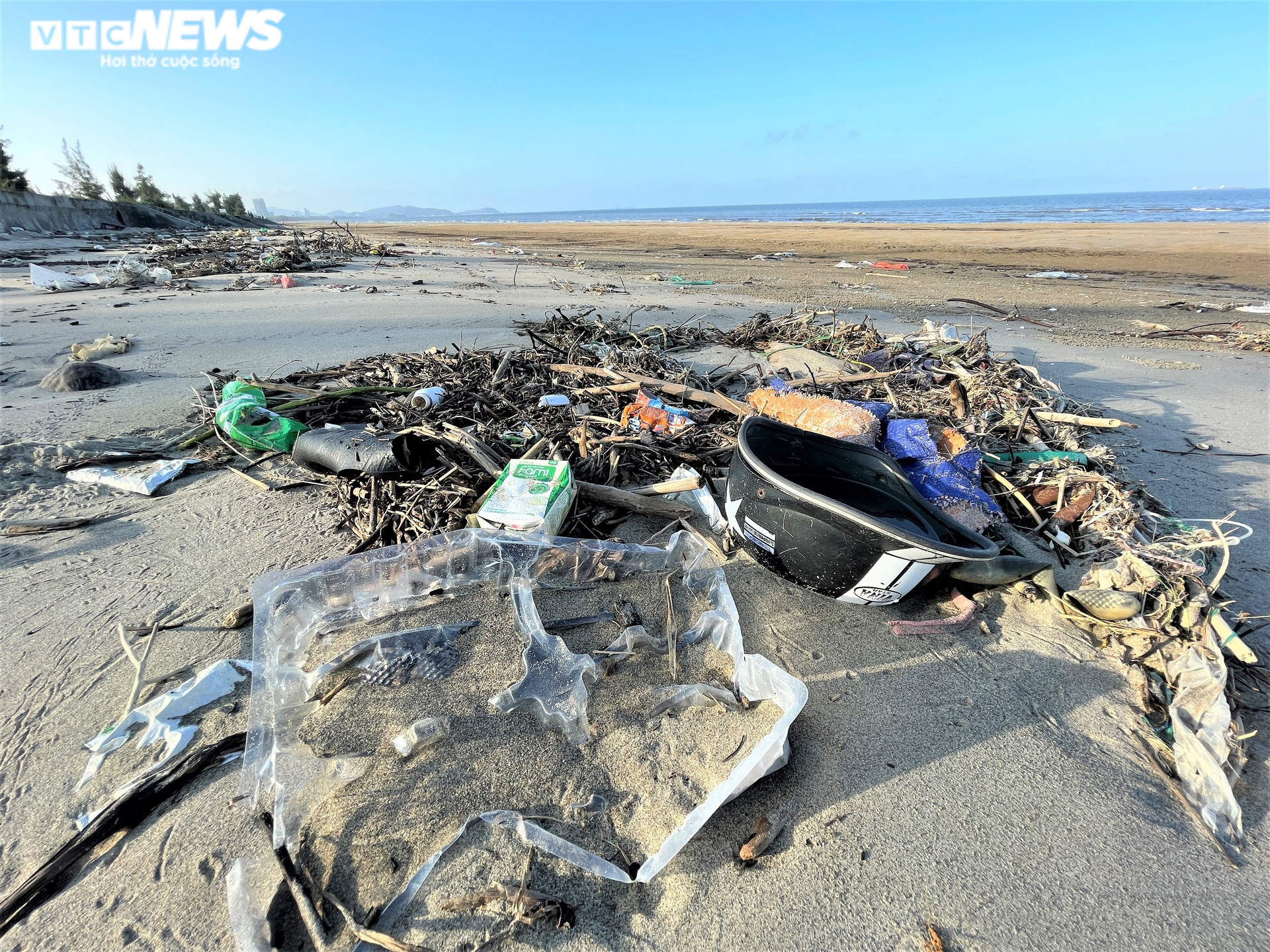 Ảnh: Rác thải nhựa tràn ngập bãi biển ở thị xã Cửa Lò - 4