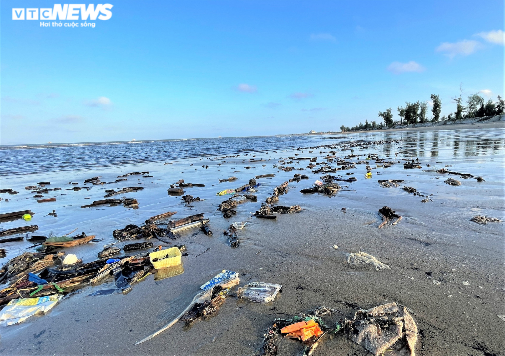 Ảnh: Rác thải nhựa tràn ngập bãi biển ở thị xã Cửa Lò - 8