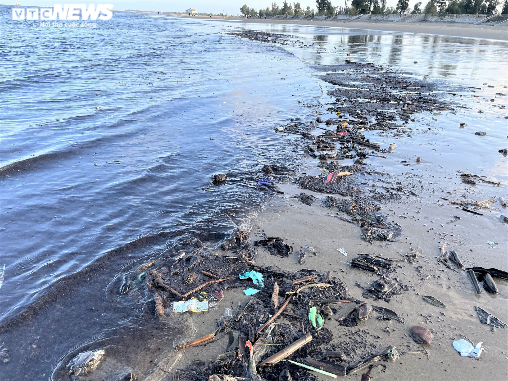 Ảnh: Rác thải nhựa tràn ngập bãi biển ở thị xã Cửa Lò - 2