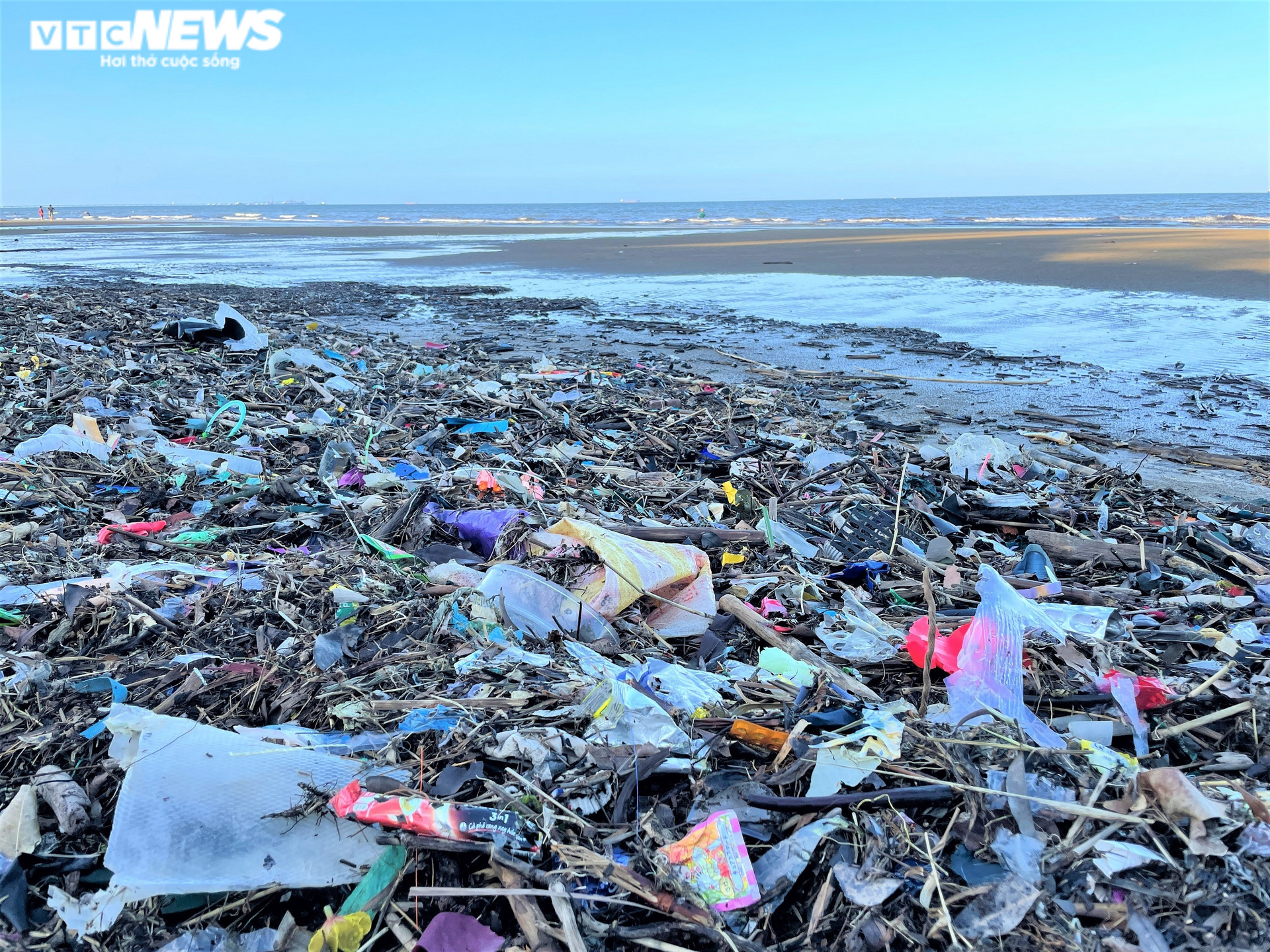 Ảnh: Rác thải nhựa tràn ngập bãi biển ở thị xã Cửa Lò - 3