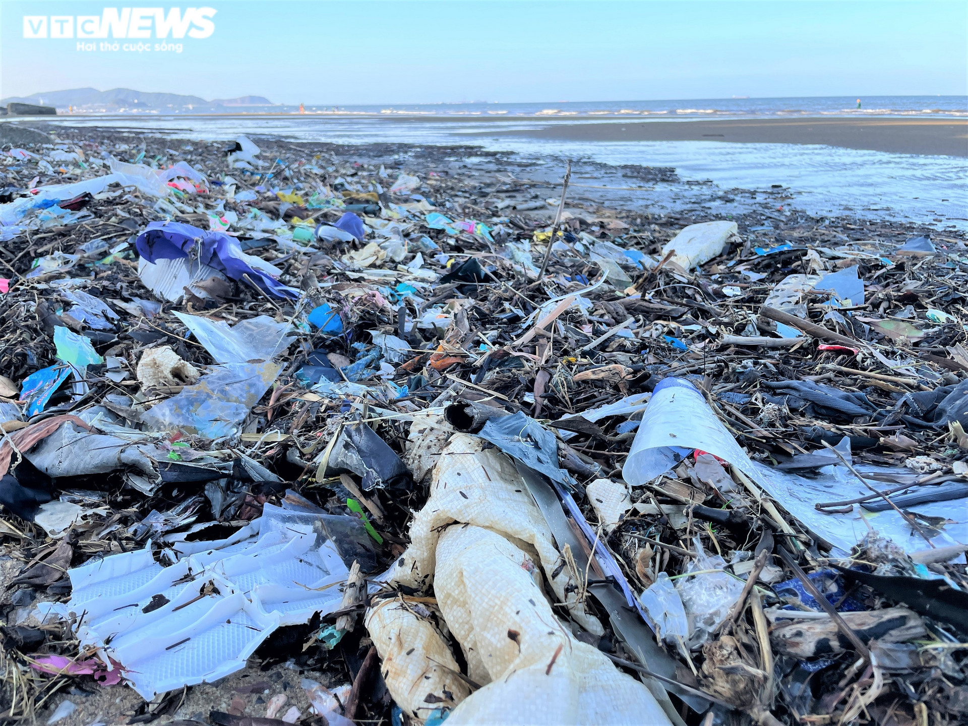Ảnh: Rác thải nhựa tràn ngập bãi biển ở thị xã Cửa Lò - 6