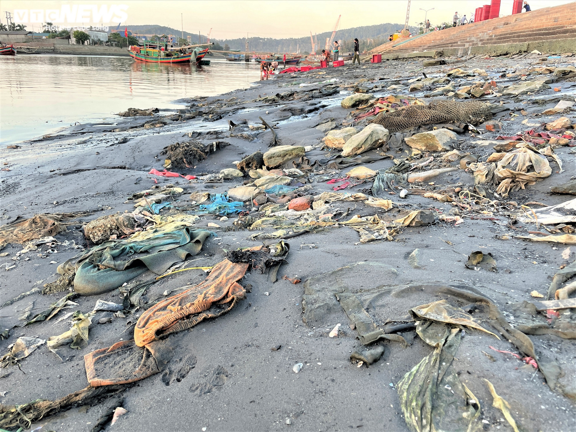 Ảnh: Rác thải nhựa tràn ngập bãi biển ở thị xã Cửa Lò - 13