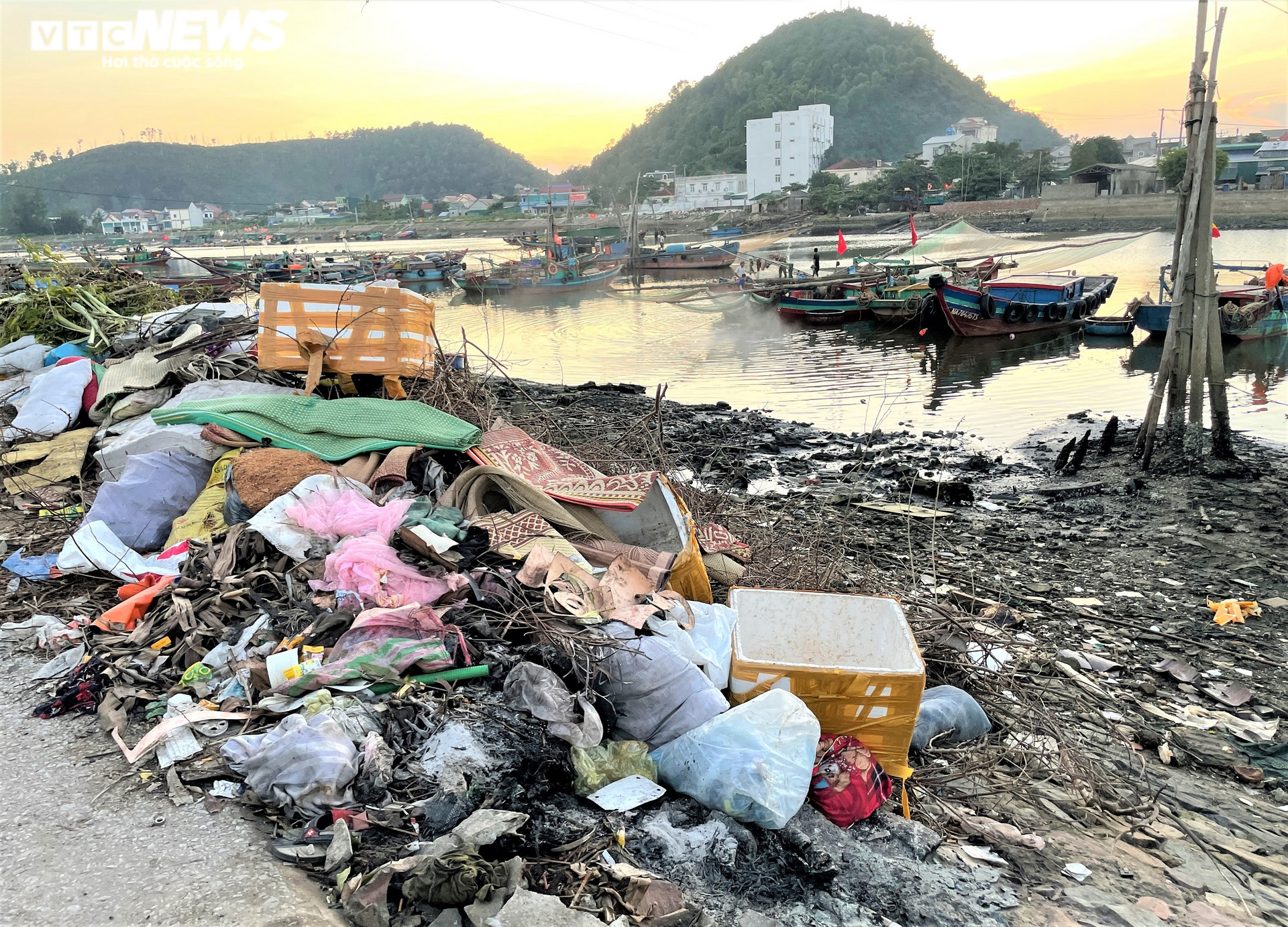 Ảnh: Rác thải nhựa tràn ngập bãi biển ở thị xã Cửa Lò - 12