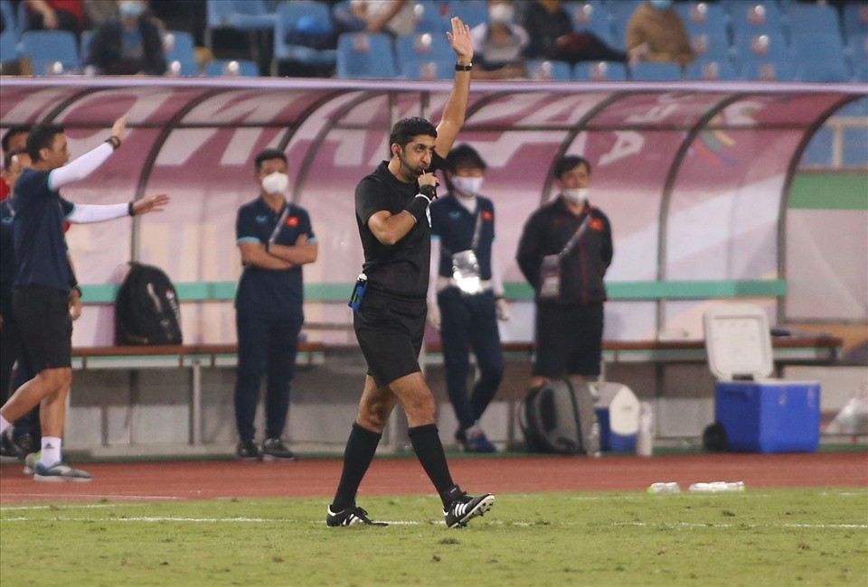 Trọng tài chính không công nhận bàn thắng của tuyển Nhật Bản sau khi tham khảo VAR. Ảnh: Minh Anh