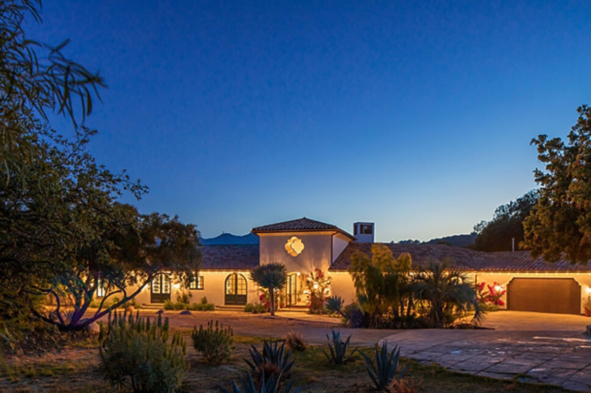 Chủ nhân giải thưởng Oscar Renée Zellweger vừa niêm yết biệt thự nghỉ dưỡng ở Topanga, California với giá 6 triệu USD.
