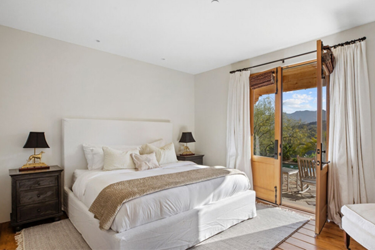 Phòng ngủ dành cho khách thoáng đãng và có khu vực tiếp khách nhìn ra hồ bơi và có thể ngắm nhìn khung cảnh núi rừng.