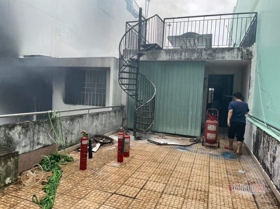 8 người mắc kẹt trong căn nhà 5 tầng bốc cháy ở trung tâm TP.HCM