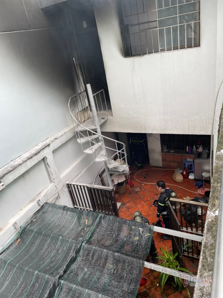 8 người mắc kẹt trong căn nhà 5 tầng bốc cháy ở trung tâm TP.HCM