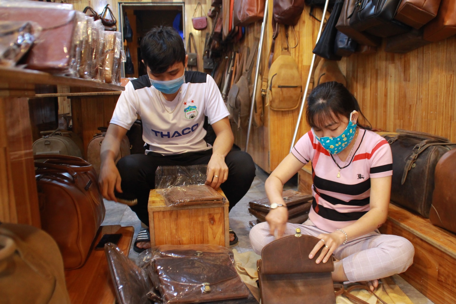 Nỗ lực làm mới cửa hàng ở Hội An, người dân hào hứng vì hết cảnh điêu đứng