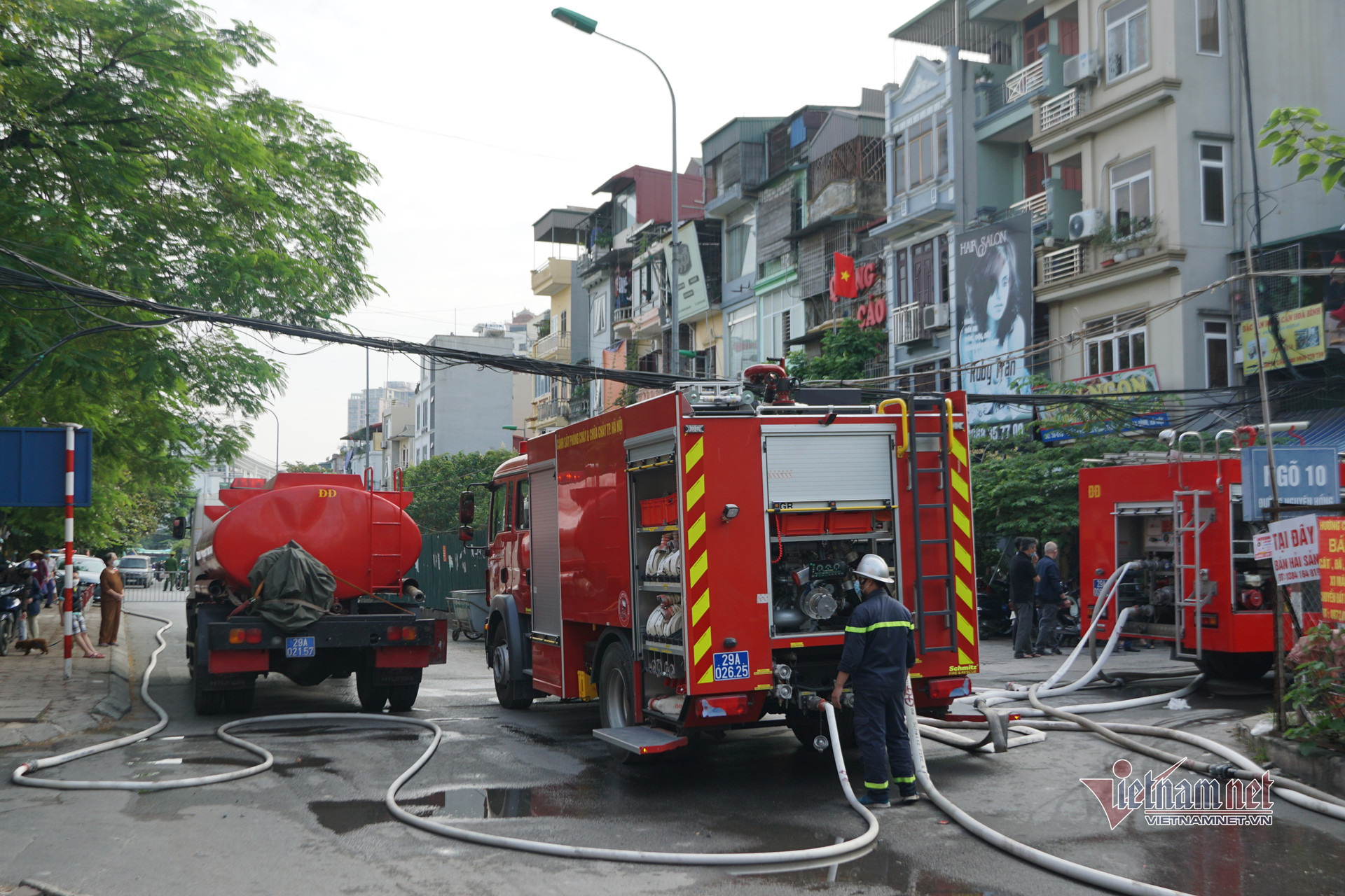 Cháy lớn lan sang 10 hộ dân ở khu tập thể Thành Công
