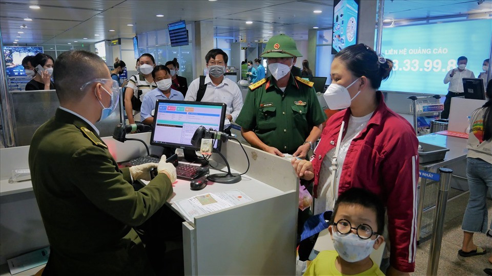 Ảnh: Sân bay Tân Sơn Nhất lấy lại không khí nhộn nhịp sau 1 tháng mở cửa - 7