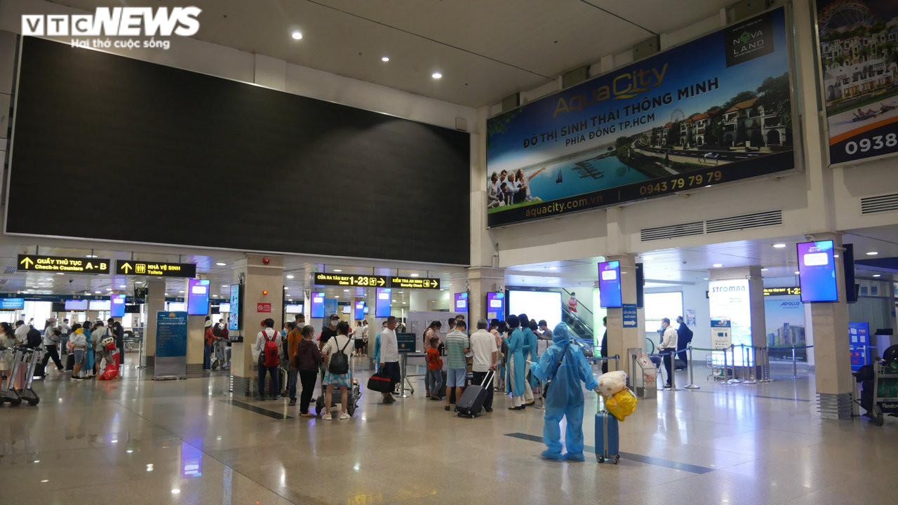 Ảnh: Sân bay Tân Sơn Nhất lấy lại không khí nhộn nhịp sau 1 tháng mở cửa - 5