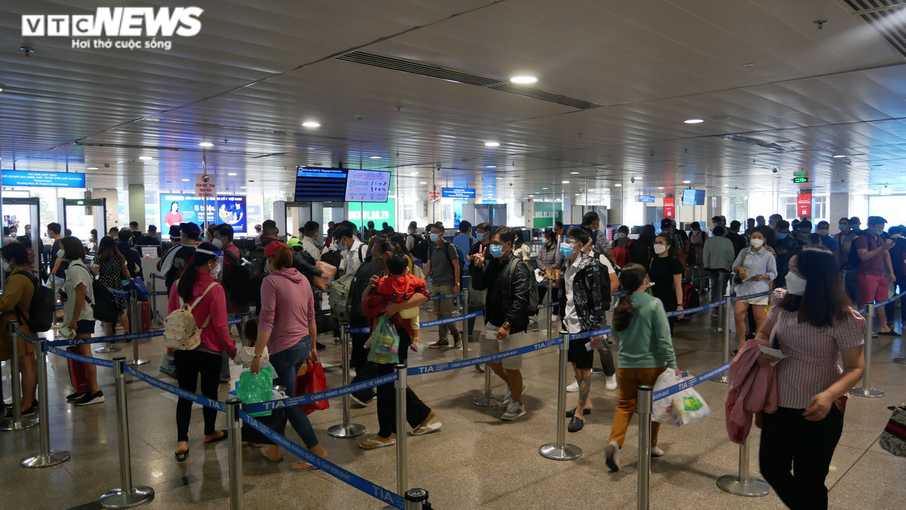 Ảnh: Sân bay Tân Sơn Nhất lấy lại không khí nhộn nhịp sau 1 tháng mở cửa - 11
