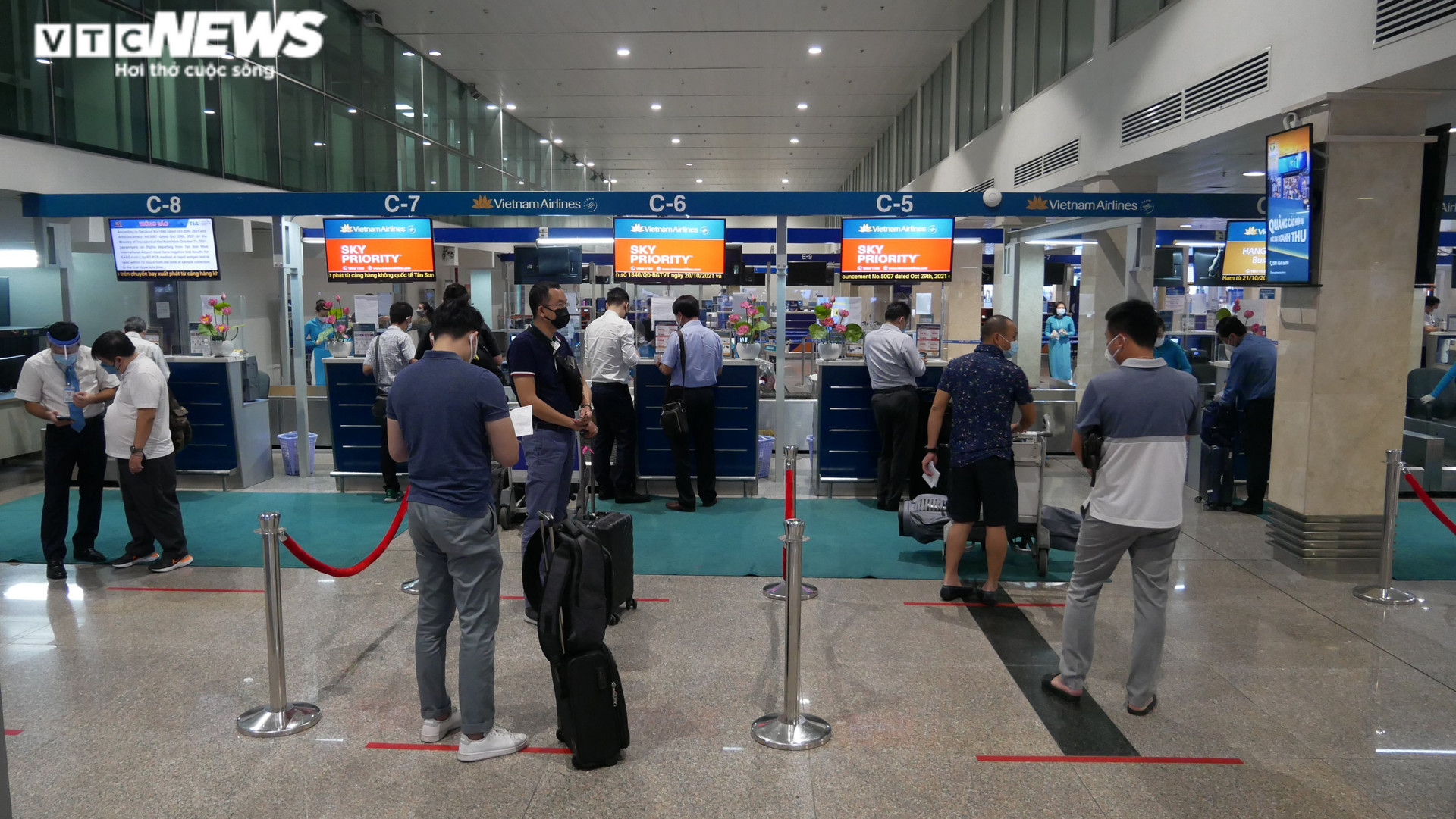 Ảnh: Sân bay Tân Sơn Nhất lấy lại không khí nhộn nhịp sau 1 tháng mở cửa - 6