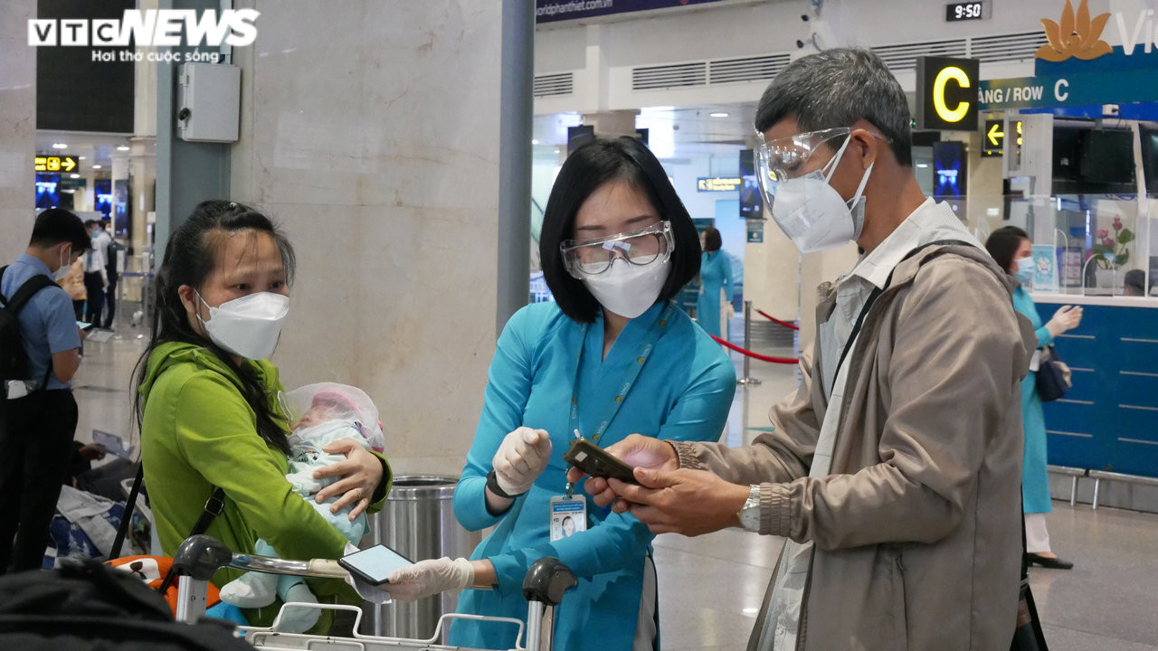 Ảnh: Sân bay Tân Sơn Nhất lấy lại không khí nhộn nhịp sau 1 tháng mở cửa - 2