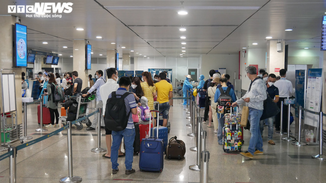 Ảnh: Sân bay Tân Sơn Nhất lấy lại không khí nhộn nhịp sau 1 tháng mở cửa - 1