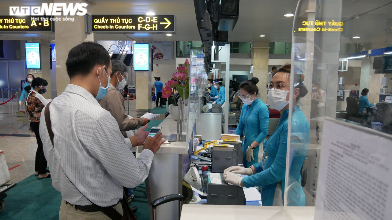 Ảnh: Sân bay Tân Sơn Nhất lấy lại không khí nhộn nhịp sau 1 tháng mở cửa - 3