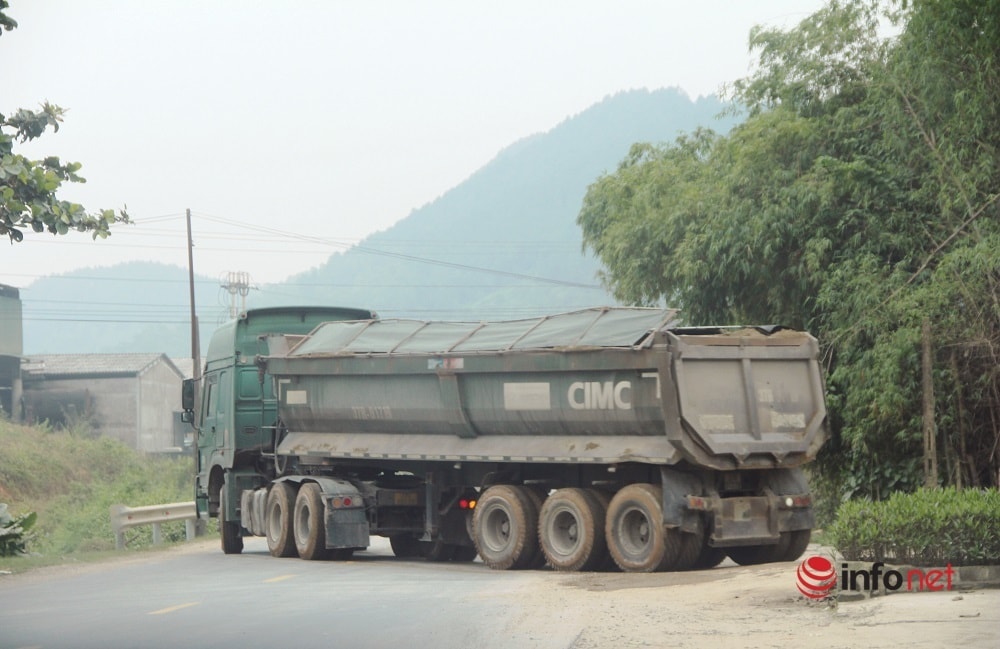 Nghệ An: Xe chở cát sỏi 'bát nháo' trên quốc lộ gây ô nhiễm môi trường, tiềm ẩn TNGT