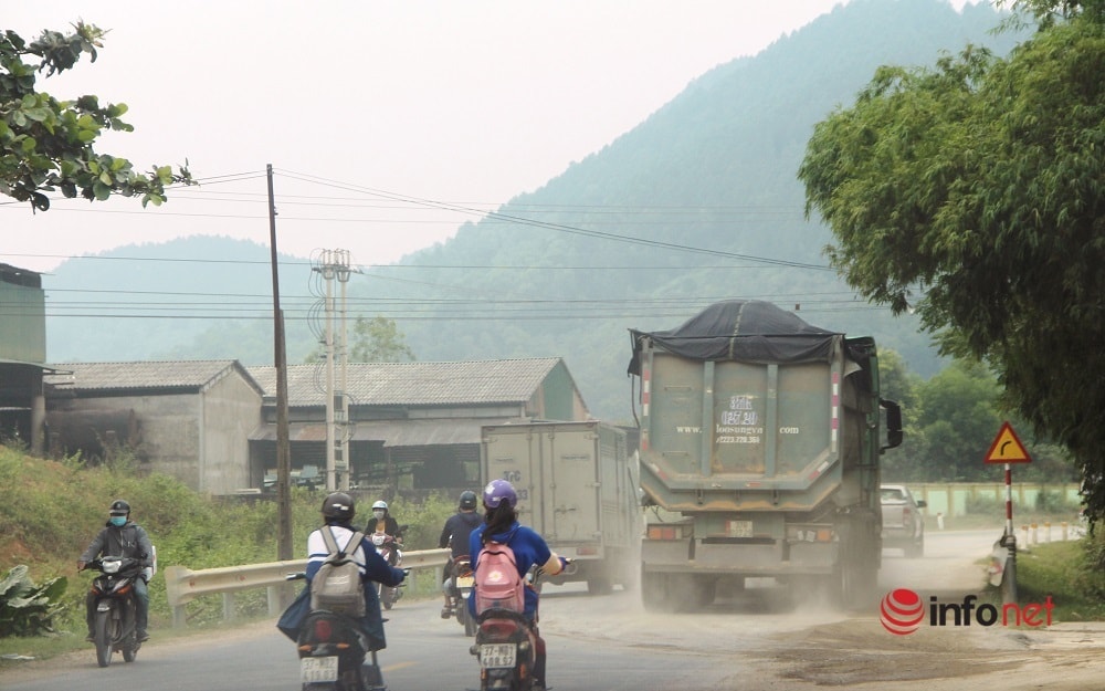 Nghệ An: Xe chở cát sỏi 'bát nháo' trên quốc lộ gây ô nhiễm môi trường, tiềm ẩn TNGT