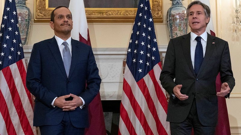 Bộ trưởng Ngoại giao Qatar Sheikh Mohammed bin Abdulrahman Al-Thani và người đồng cấp Mỹ Antony Blinken. (Nguồn: Sputnik)