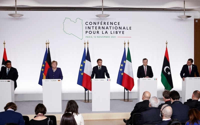 Ông Emmanuel Macron (giữa) phát biểu tại họp báo sau Hội nghị quốc tế về Libya hôm 12/11. (Nguồn: Reuters)