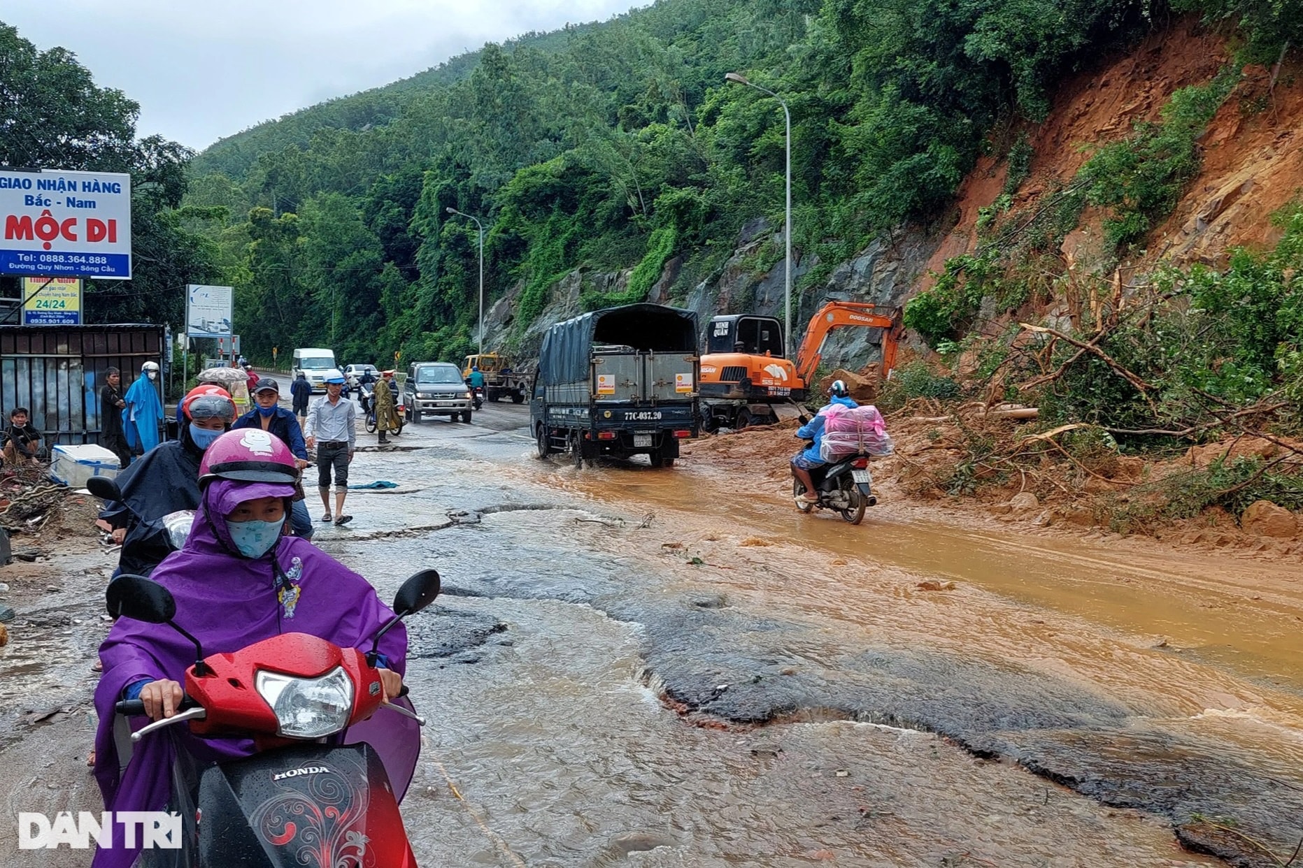 Đất, đá bất ngờ đổ ập xuống dòng xe đang chạy trên đường - 4