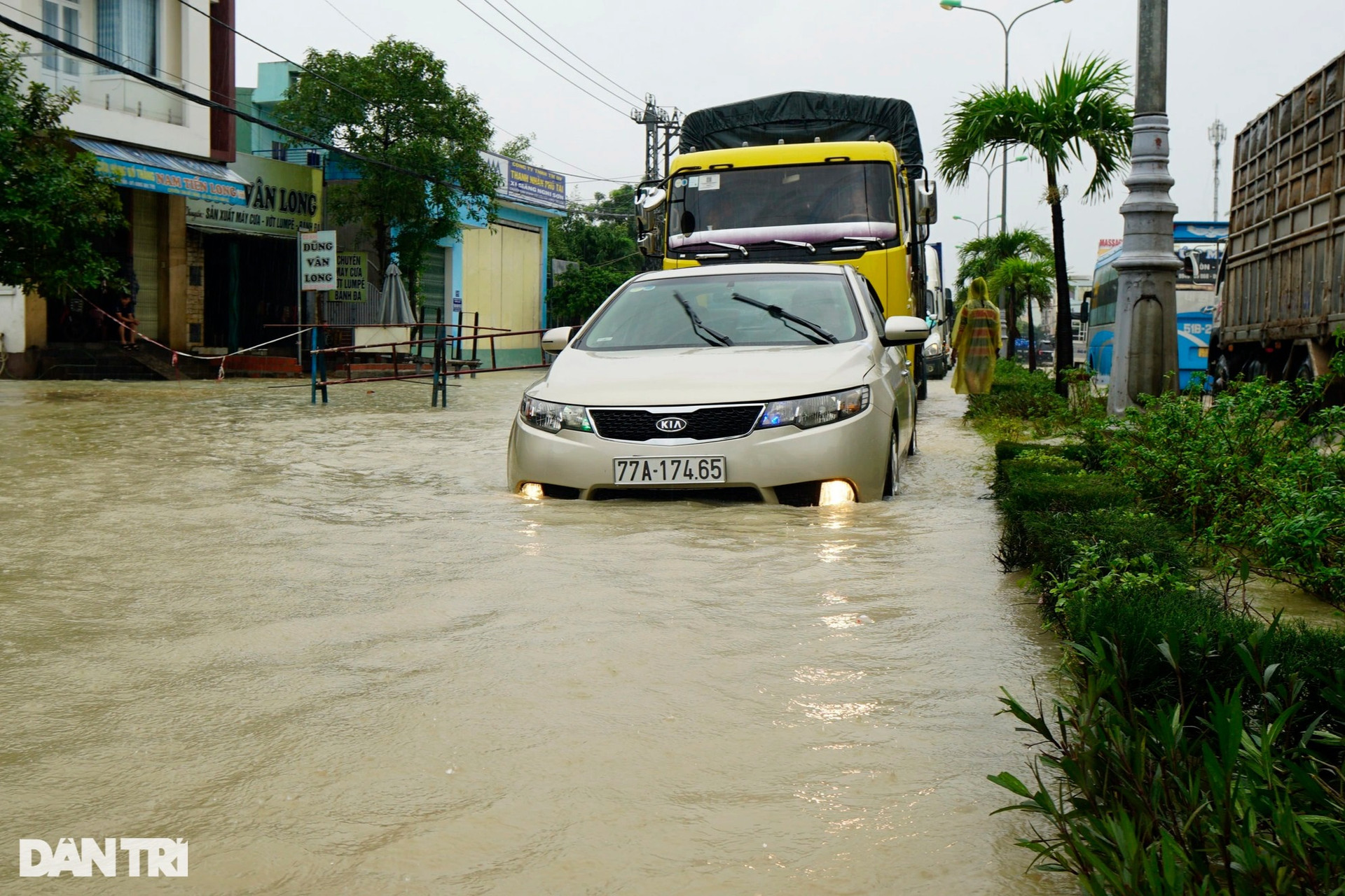 Nước lũ bủa vây nhiều khu dân cư, quốc lộ 1A ngập sâu - 1