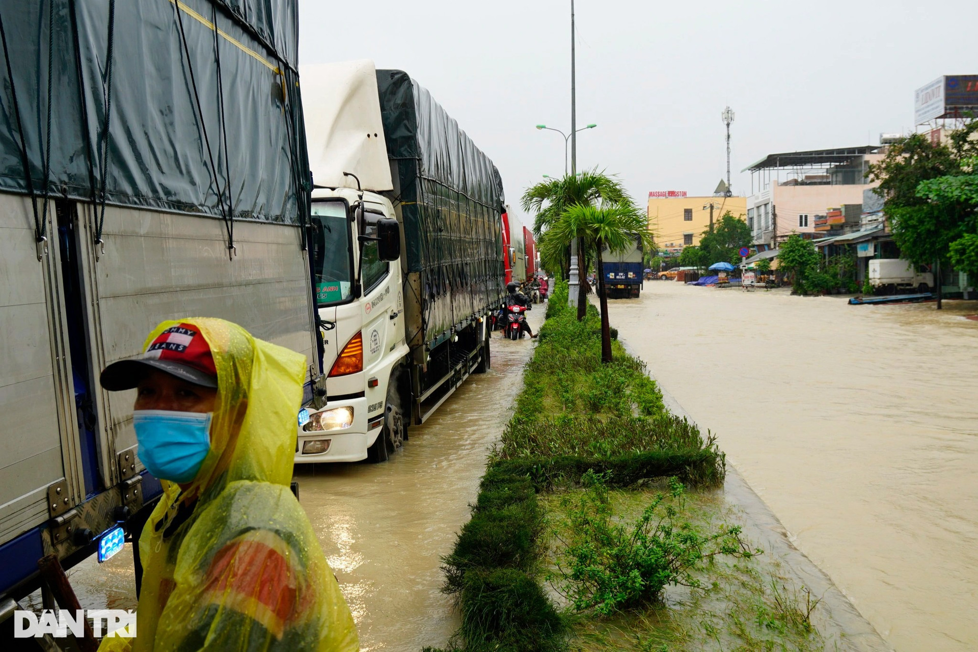 Nước lũ bủa vây nhiều khu dân cư, quốc lộ 1A ngập sâu - 4