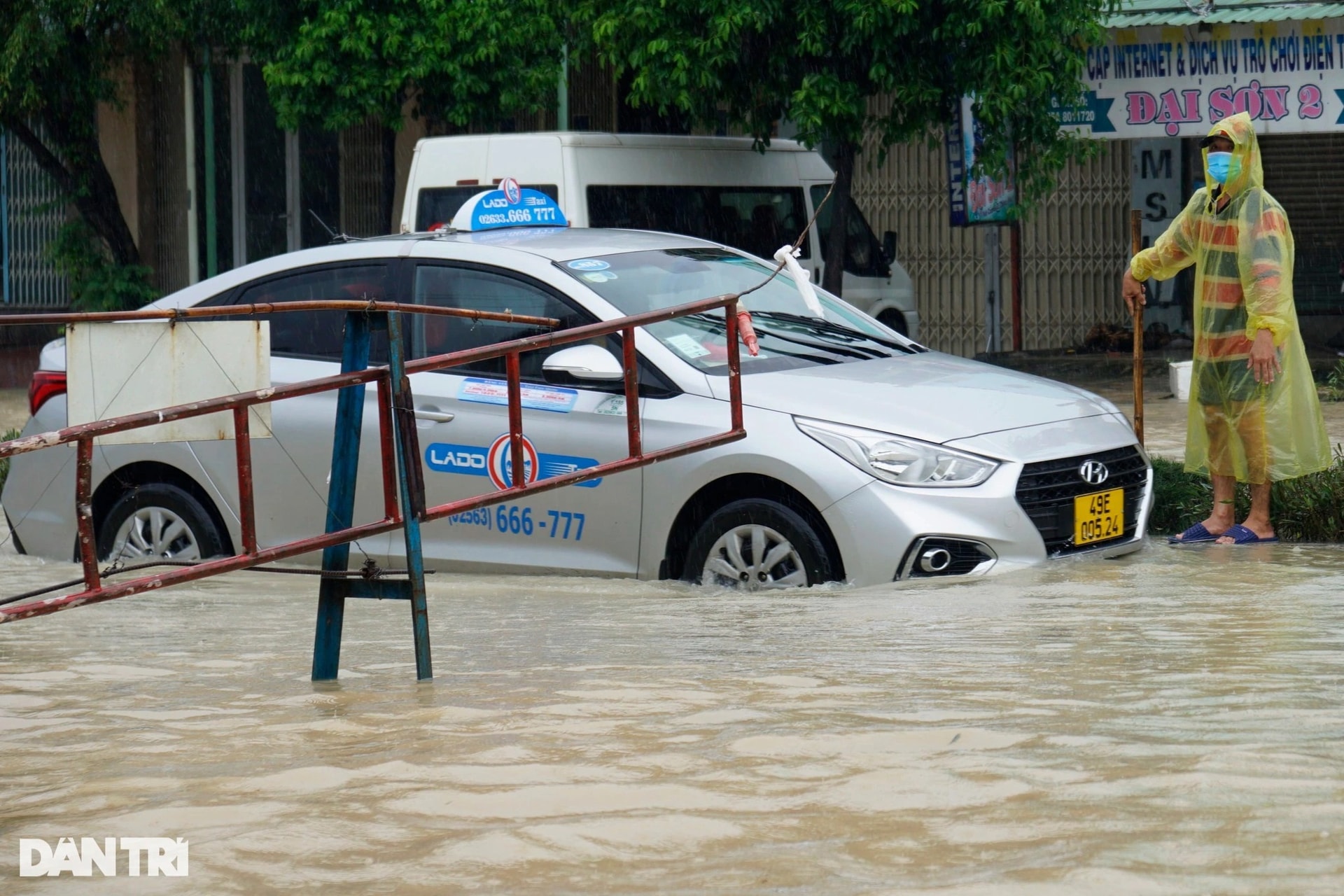 Nước lũ bủa vây nhiều khu dân cư, quốc lộ 1A ngập sâu - 9