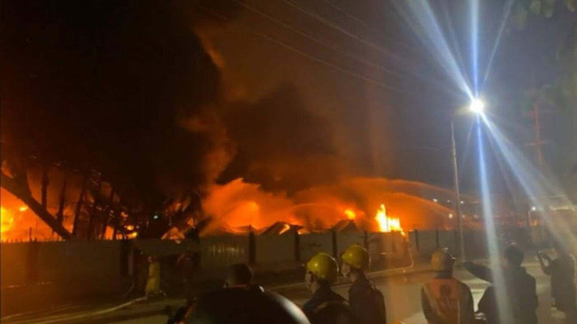 Cháy lớn ở Bắc Giang, hàng nghìn m2 nhà xưởng chìm trong biển lửa - 1
