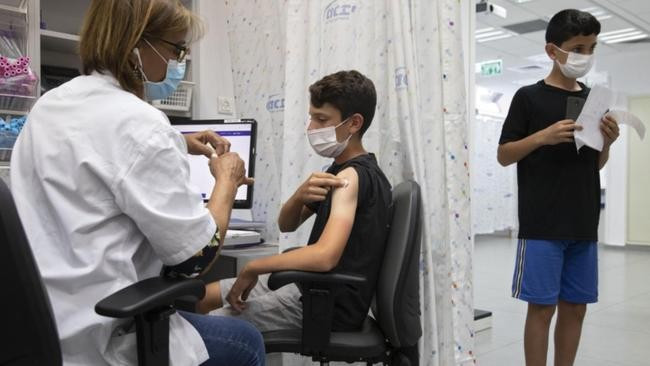 Covid-19: Israel duyệt tiêm chủng cho trẻ 5-11 tuổi; Ai Cập thử vaccine nội; Nhật Bản chuẩn bị chiến dịch tăng liều. (Nguồn: AP)