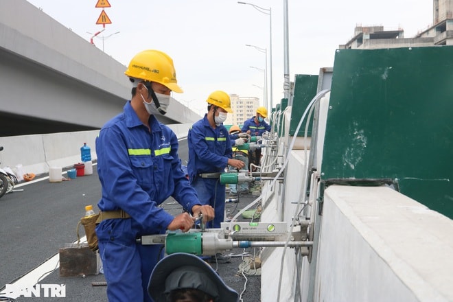 Gấp rút lắp vách chống ồn dọc tuyến đường trên cao hiện đại nhất Hà Nội - 9 Gấp rút lắp vách chống ồn dọc tuyến đường trên cao hiện đại nhất Hà Nội - 9