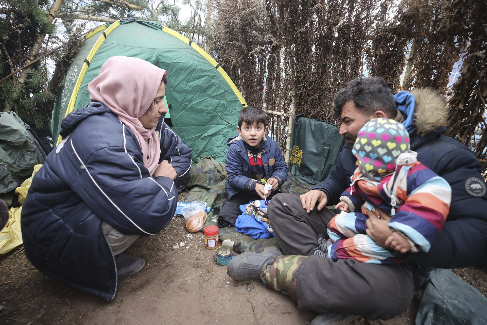 Cảnh ‘màn trời chiếu đất’ của những người tị nạn tại biên giới Ba Lan-Belarus