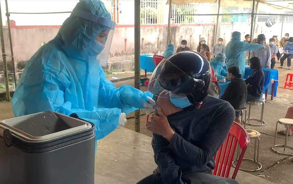 Tiêm vaccine COVID-19 mũi 2 cho người dân ở thị trấn Lao Bảo. Ảnh: Hoàng Hùng.