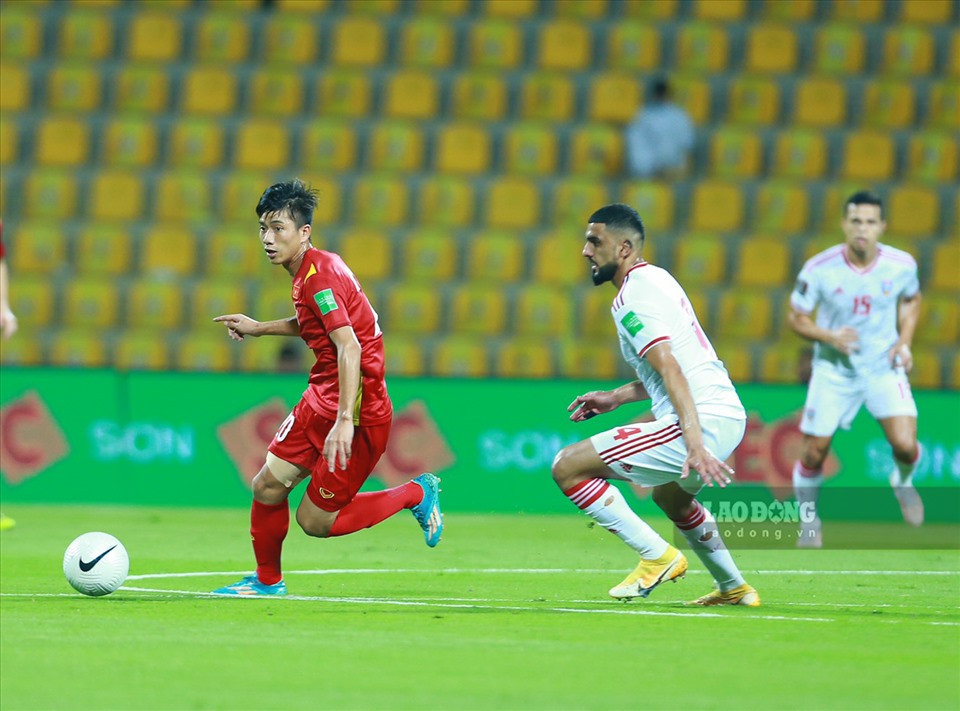 Phan Văn Đức trong trận đấu với UAE ở vòng loại thứ 2 World Cup 2022. Ảnh: Trung Thu